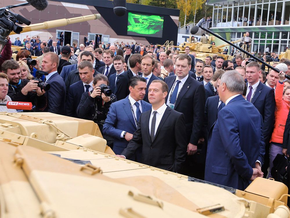 Дмитрий Медведев посетил стенд НПК «Уралвагонзавод»
